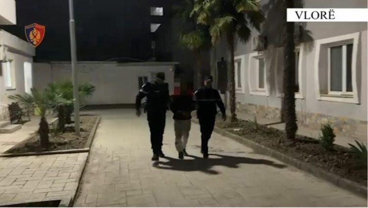 Theu masën ‘arrest në shtëpi’ për të vjedhur një furgon, arrestohet 53-vjeçari në Vlorë