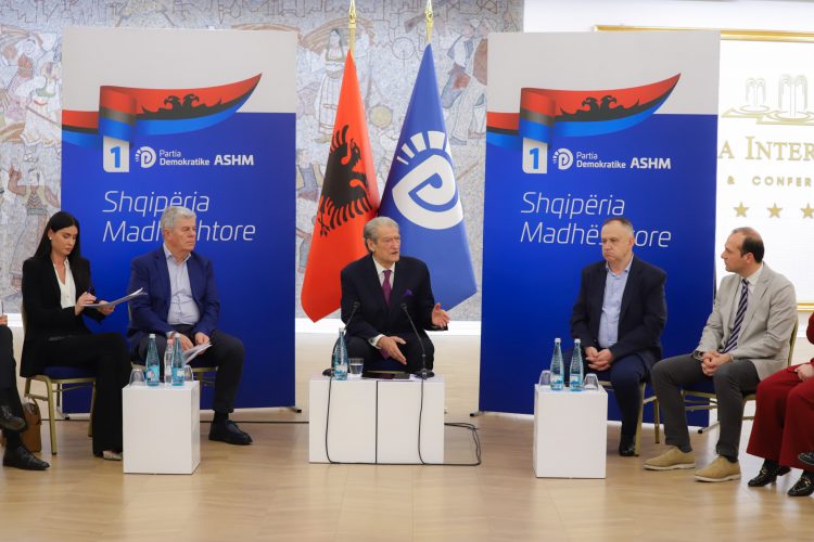 “Këta e konsiderojnë turizmin sektor për të zhvatur”/ Berisha: Vizitorët heqin të zinjtë e ullirit, nuk kanë transport të garantuar!