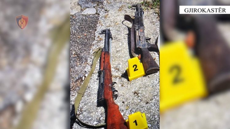 Dropull/ Gjenden 2 armë zjarri kallashnikov dhe municion luftarak në një shtëpi të pabanuar, do të dërgohen për ekspertim