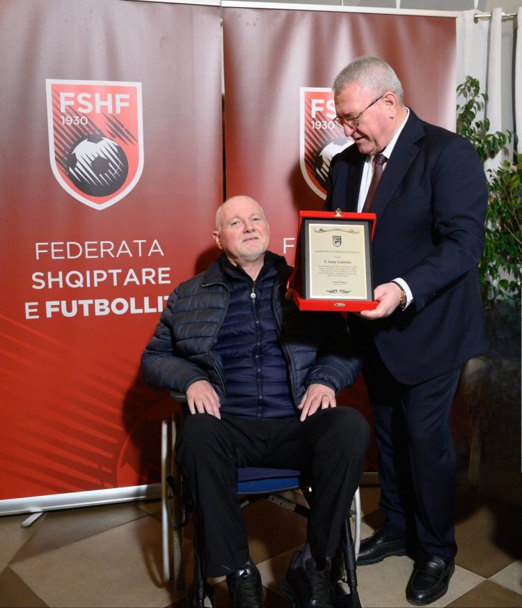 “Legjendë e Futbollit”, Presidenti Duka i dorëzon titullin ish-futbollistit të njohur Artur Lekbello