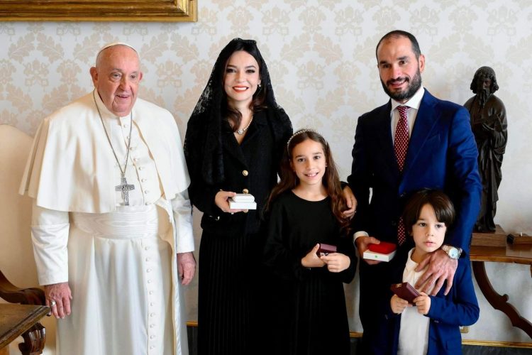 Ndarja nga jeta e Papa Françeskut/ Spiropali: Shqipëria dhe shqiptarët kishin një vend të veçantë në zemrën e tij