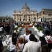 Qindra njerëz mbushin rrugët e Vatikanit pas vdekjes së Papa Françeskut: Domethënëse që ndërroi jetë gjatë Pashkëve!