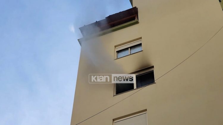 Përfshihet nga zjarri apartamenti në Fier
