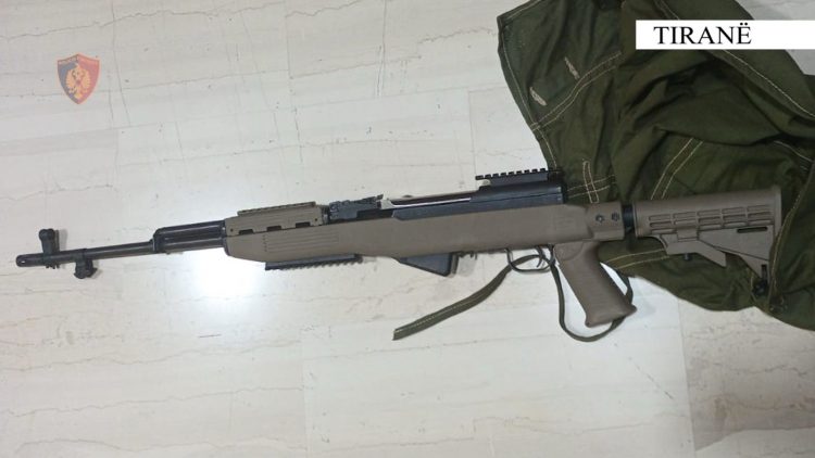 Iu gjetën armë të Luftës së Dytë Botërore, arrestohet 68-vjeçari në Krujë