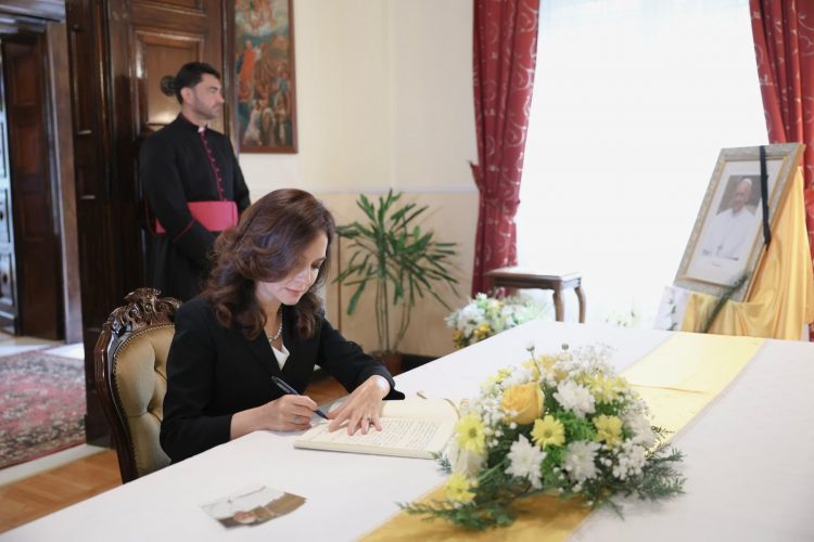 Vdekja e Papa Françeskut/Spiropali:Jepi o Hyj Shenjtërisë së Tij,pushimin e pasosur!