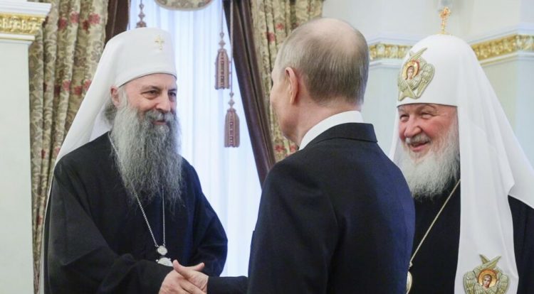 Patriarku serb përkrah “botën ruse”, i përcjell mesazhe Putinit për Kosovën