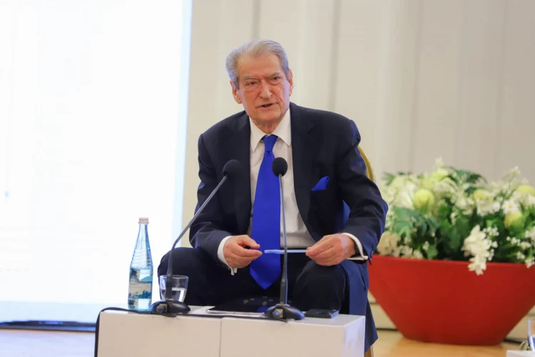 Berisha: Shëndetësia sot si në vitet ’60. Problem eksodi i mjekëve