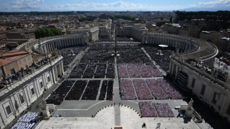 Funerali i Papa Franceskut, sheshi i Shën Pjetrit me mbi 400 mijë pjesëmarrës