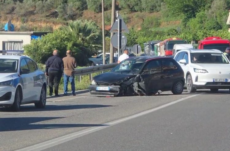 Aksident në aksin Elbasan–Peqin, autobusi përplaset me makinën