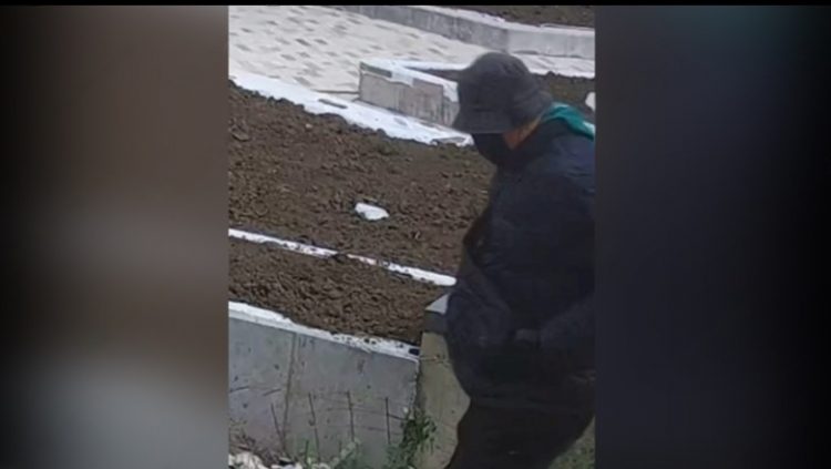 Me maskë dhe kapele në kokë, publikohet foto e vrasësit të dyshuar të Renato Hoxhajt