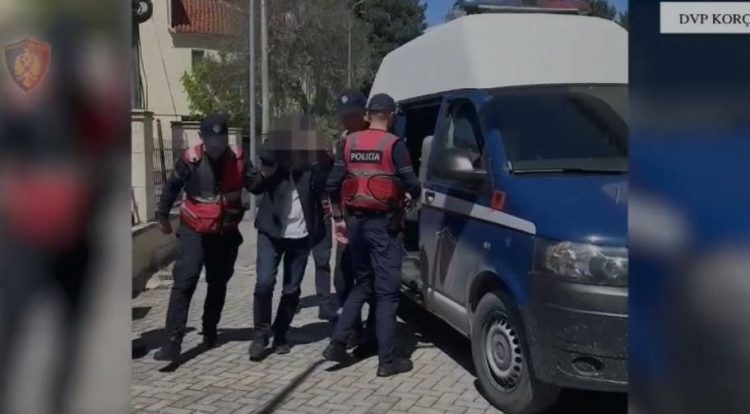 Do të trafikonin drogë në Greqi/Në pranga 2 persona, pezullohet punonjësi i DPSHTRR