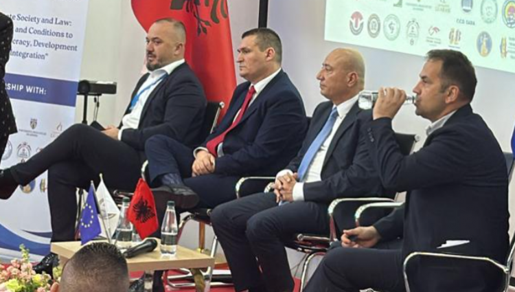 Altin Dumani takim me studentët në Durrës: Pa drejtësi s’mund të ketë paqe!