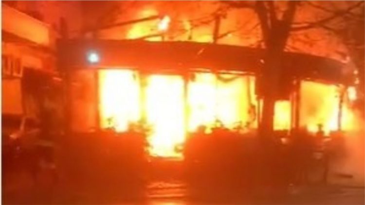 Përfshihet nga zjarri gjatë natës lokali në Tiranë, çfarë dyshohet