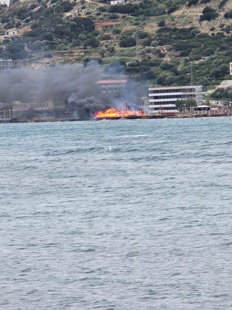 Zjarri përfshin tre biznese në plazhin e Radhimës, zbardhen detajet