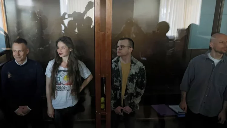 Rusia dënon me burg katër gazetarë