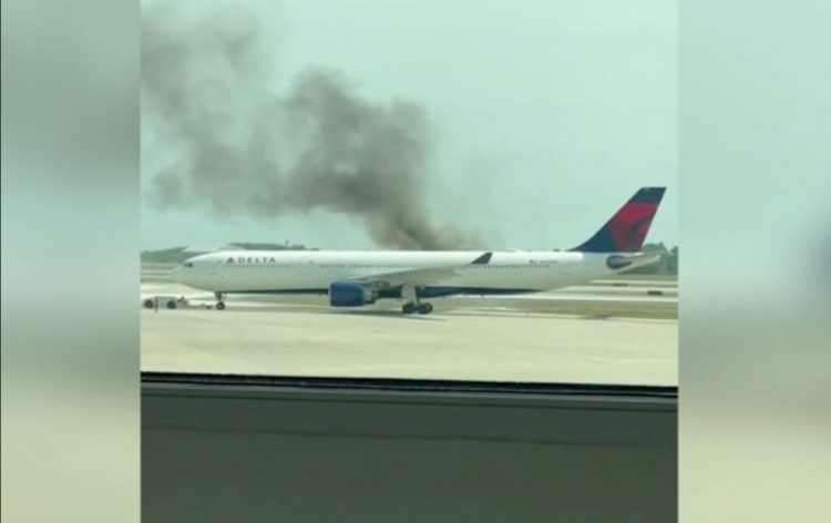 Përfshihet nga flakët avioni në SHBA, evakuuohen 282 pasagjerë