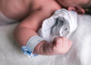 Ligj i ri në Greqi: Homoseksualët nuk mund të kenë fëmijë nga një nënë surrogate