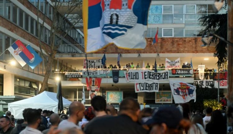 Studentët në Beograd e bllokojnë RTS-në për të tetën ditë radhazi