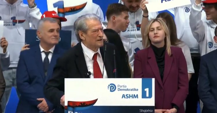 Berisha prezanton kandidatët në Vlorë: Vetëm ne mund ta shpëtojmë Shqipërinë nga e keqja që i ka rënë!