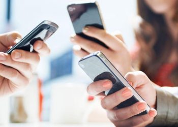 Finlandë, ndalohen celularët në shkollë