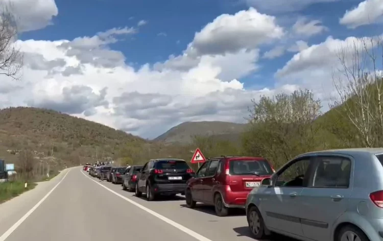 Radhë të gjata në Kapshticë/ Pas festimit të Pashkëve, shqiptarët kthehen në Greqi