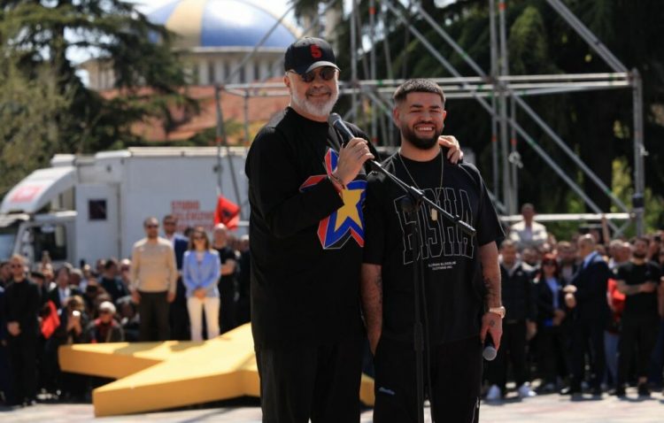 Këndoi në çeljen e fushatës së PS, Noizy: Deri më tani vetëm Rama ma mbush syrin