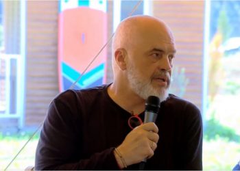 “Të rifreskohet partia”, Rama-qytetarit në Përmet: Po mirë mo, hajde na jep një dorë