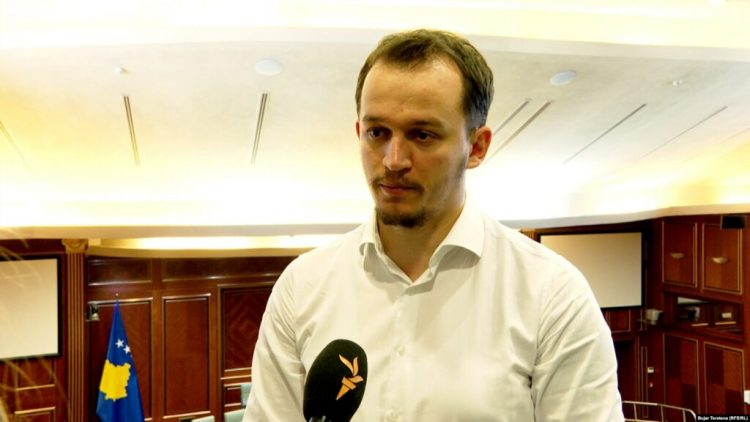 Kosovë/ Cakolli kritikon mënyrën e dorëheqjes së kabinetit qeveritar, sqaron procesin