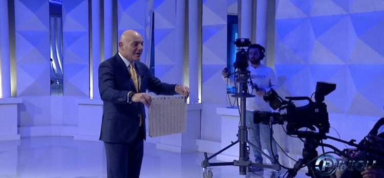 Fevziu habitet me fletën e votimit të Tiranës: Nga emri i parë te i fundit bëhet hyrje romani