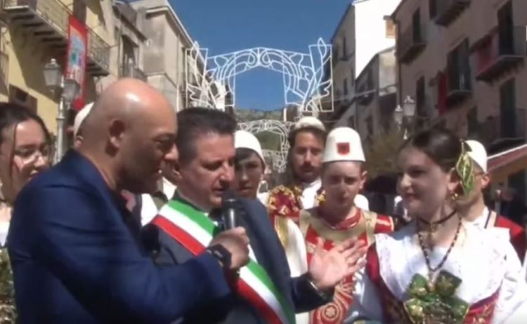 Pashkët në “Piana degli Albanesi”, gazetari Blendi Fevziu sjell atmosferën mes Arbëreshëve të Italisë