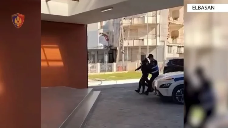 Vodhi një makinë gjatë natës, policia arreston 19-vjeçarin në Elbasan