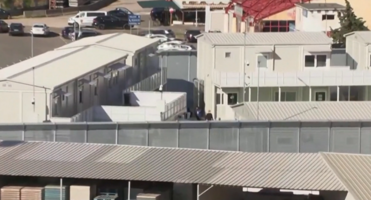 “Revoltë” e emigrantëve brenda kampit të Gjadrit