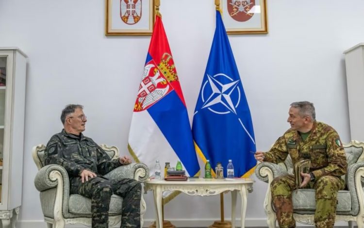 Komandanti i KFOR-it takon shefin e ushtrisë serbe në Beograd