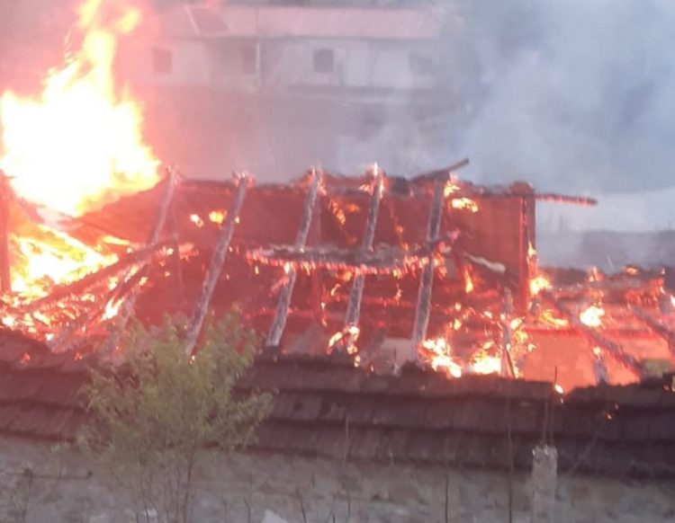 Kolonjë/ Përfshihet nga flakët e zjarrit banesa, merr lëndime i moshuari