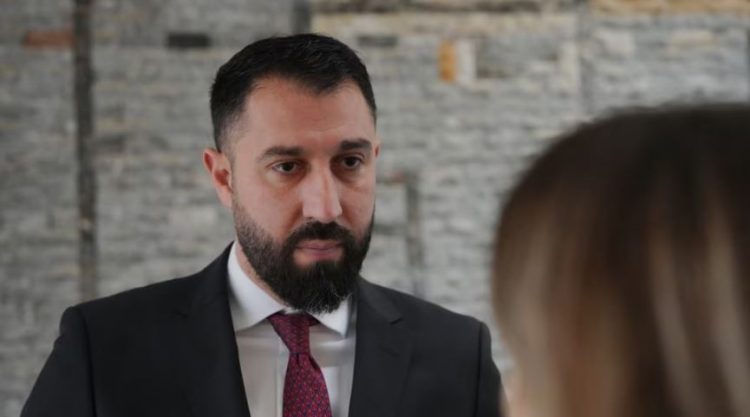 Krasniqi: Shtatë deputetë të pakicave joserbe, pro qeverisë “Kurti 3”
