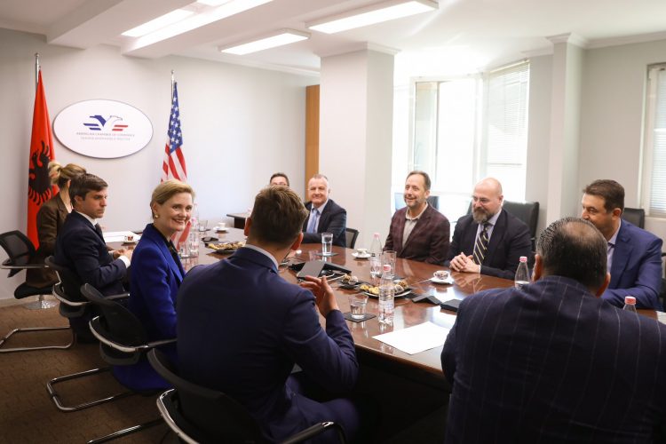 Ambasada Amerikane: Një klimë më e favorshme investimi mund të sjellë prani më të madhe të ShBA