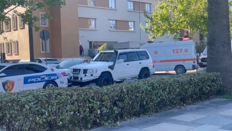 Vrasja e 58-vjeçarit në Vlorë, autori mbante kapele dhe shall