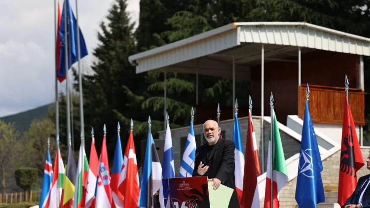 Edi Rama inspektim në Zall Herr: Sot kemi ushtrinë më të mirë paguar të rajonit!