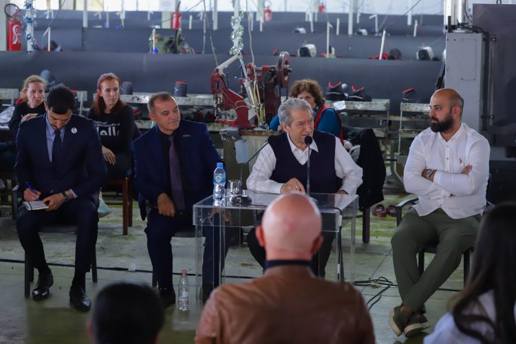 Berisha nga Kruja: Parlamenti si pasarelë mode! Ministreshat vinin me aksesorë dhe çanta si princesha!