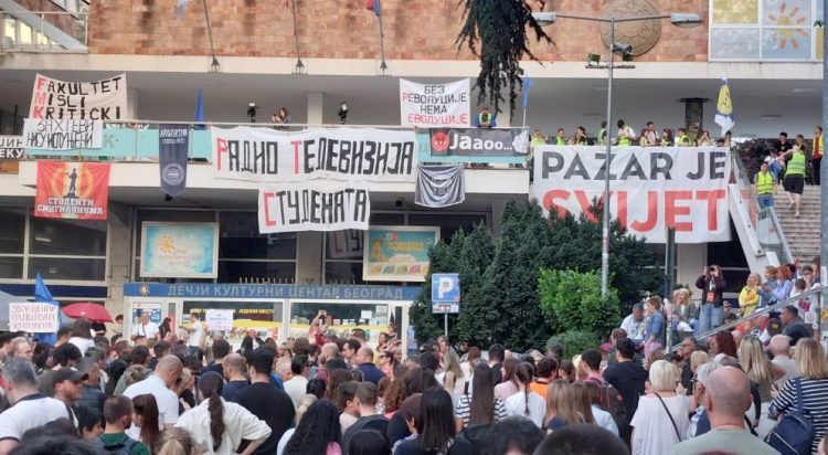 Studentët serbë i japin fund bllokadës para zyrës së transmetuesit publik