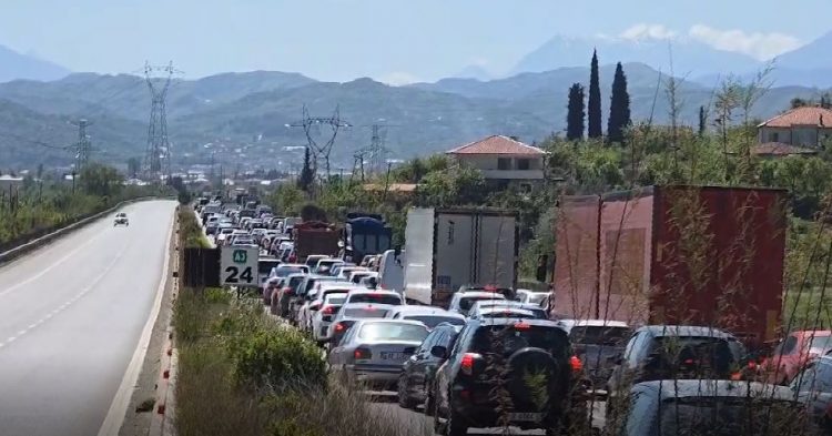 Trafik i rënduar në autostradën Tiranë-Elbasan