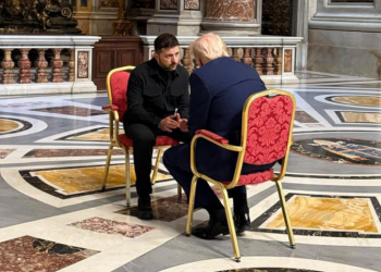 Publikohet fotoja/ Takimi në Vatikan, Tump-Zelensky përballë njëri-tjetrit