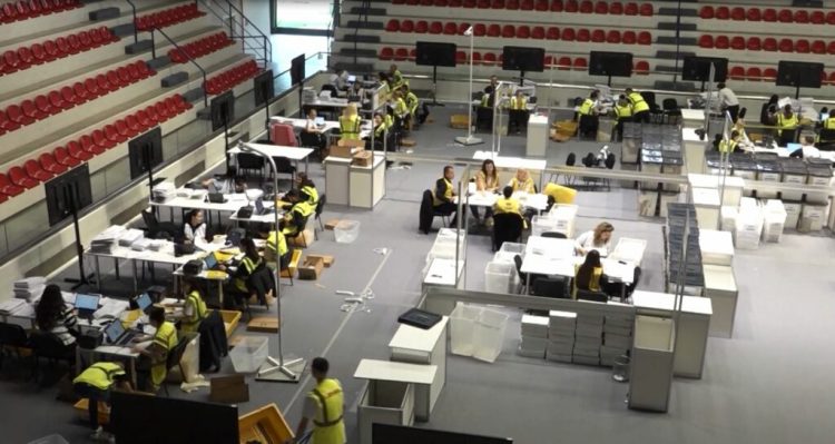 Mbërrijnë 500 vota nga diaspora, shkon në 141 mijë numri i zarfëve të dërguara jashtë