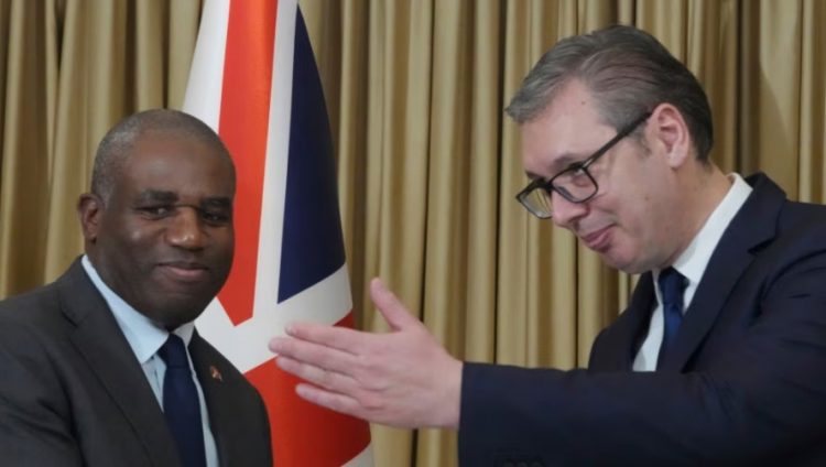 Vuçiç bisedon me sekretarin e Jashtëm britanik për Kosovën dhe situatën në Bosnje