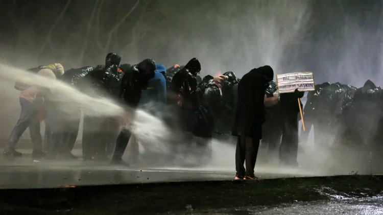 Turqi, 93 të rinj të arrestuar në protestat në mbështetje të Imamoğlu do të lirohen