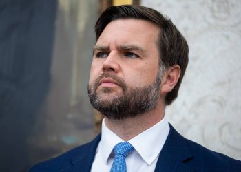 Vance bën thirrje për bisedime direkte Moskë-Kiev