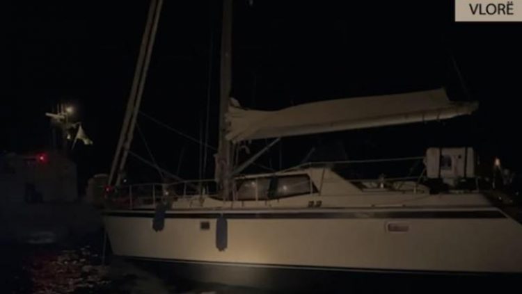 Vlorë/ Anija pëson defekt afër Ishullit të Sazanit, policia shpëton turistët e huaj
