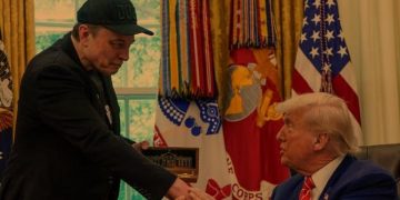 Elon Musk mban fjalimin e lamtumirës, Trump i dhuron ‘çelësin e artë’
