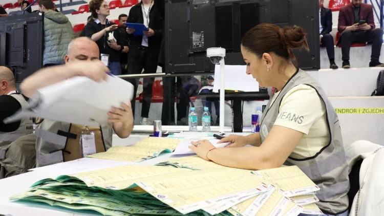 Votat e Greqisë/ Përfundon numërimi i zarfeve për subjektet zgjedhore në 12 qarqe
