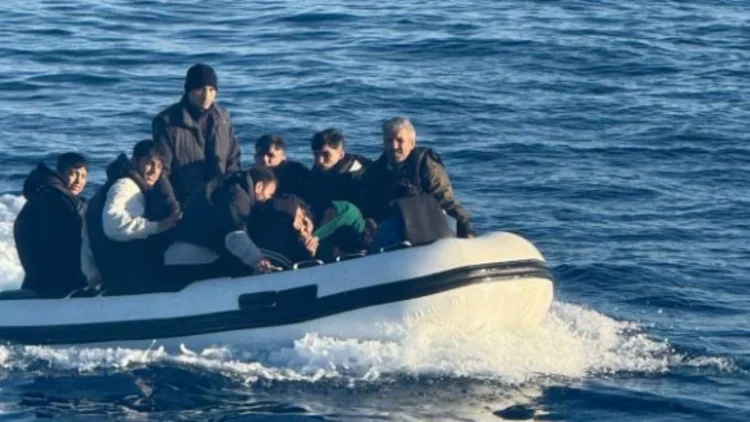 Anija shqiptare shpëton 13 emigrantë në Egje